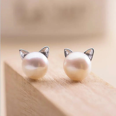Pawprint | Charming Cat Pearl Earrings